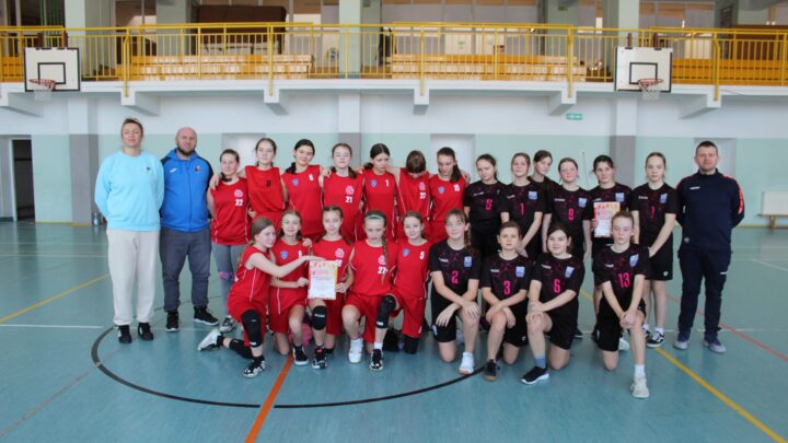 Półfinał Strefy Jeleniogórskiej w mini piłce koszykowej dziewcząt w Igrzyskach Dzieci