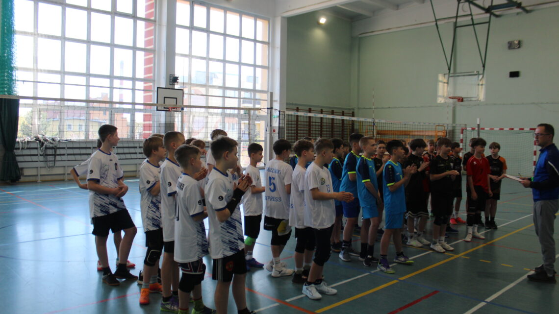 Finał Powiatowy w mini piłce siatkowej ”3” w kategorii chłopców w Igrzyskach Dzieci