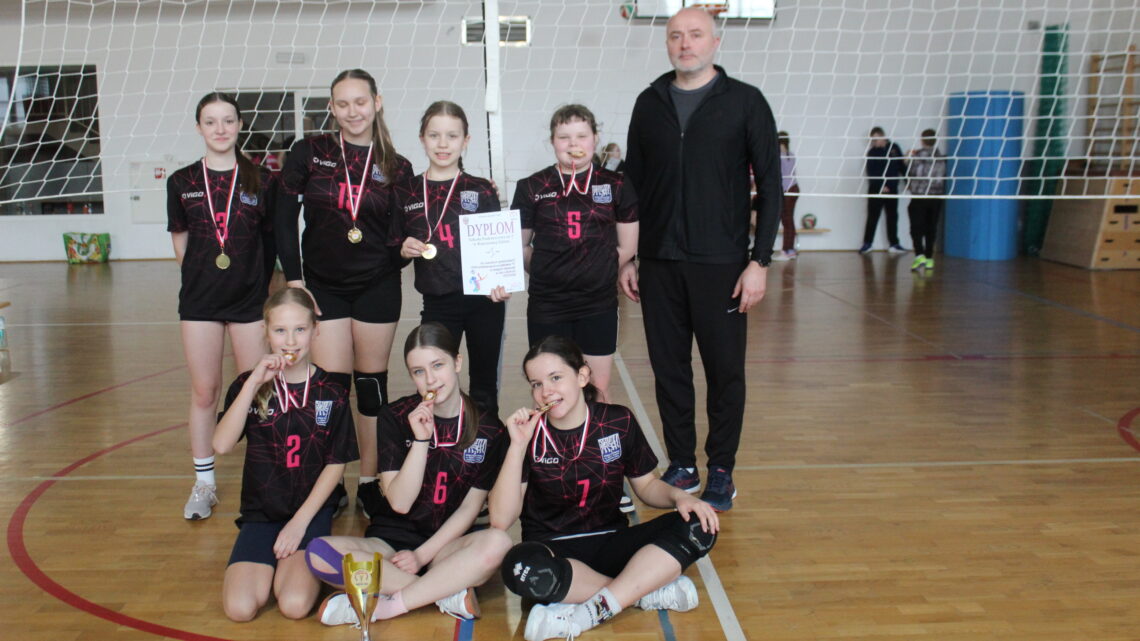 Finał Powiatowy w piłce siatkowej ”3” dziewcząt w Igrzyskach Dzieci